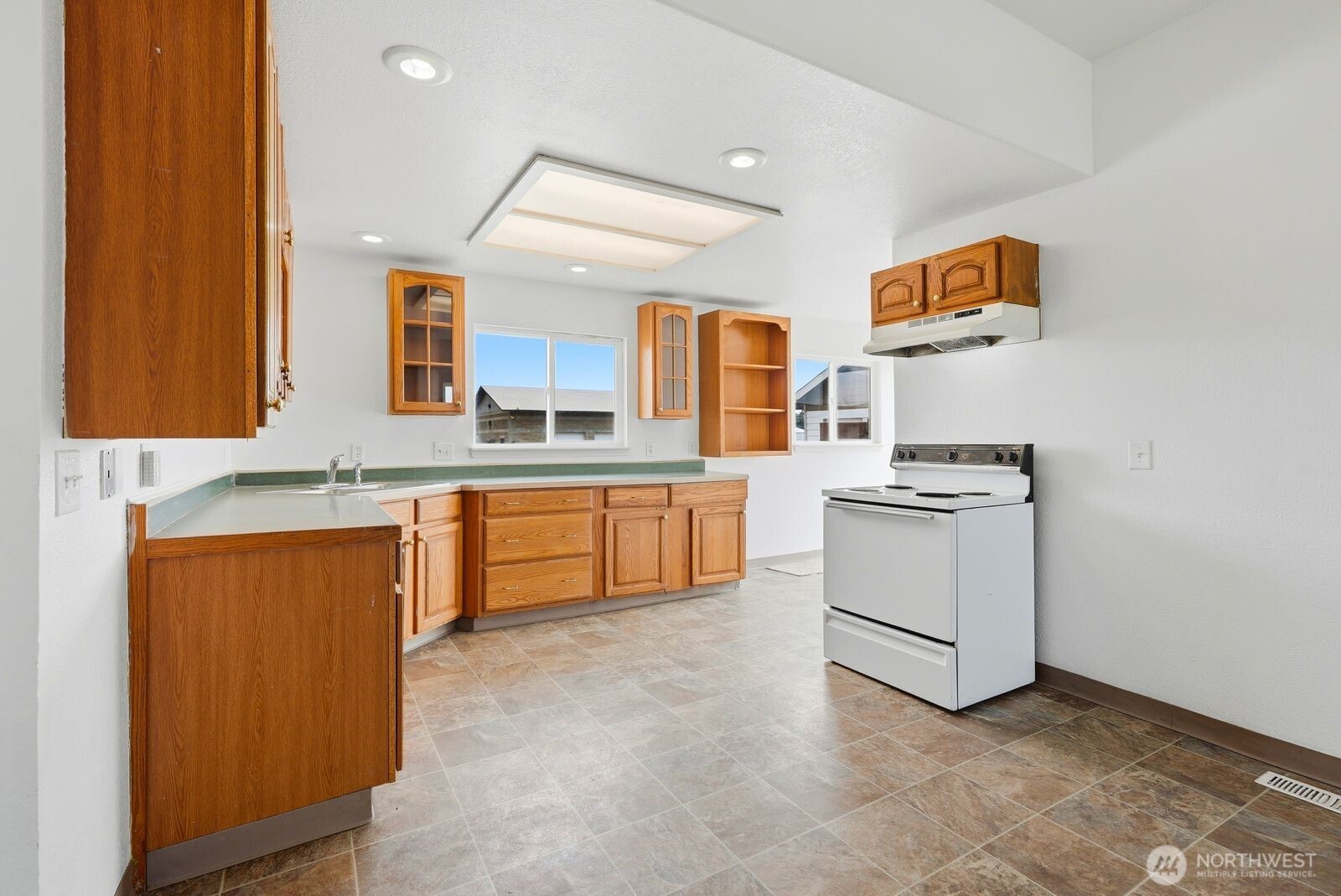 502 W Washington Avenue Property Photo 6