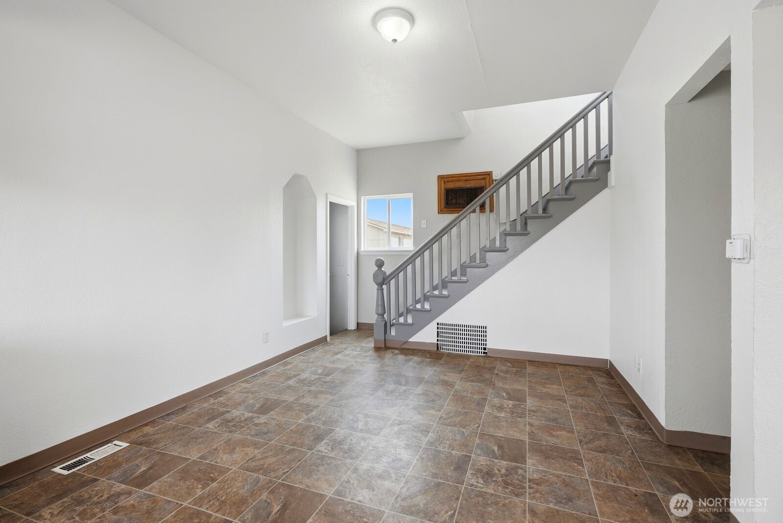 502 W Washington Avenue Property Photo 9