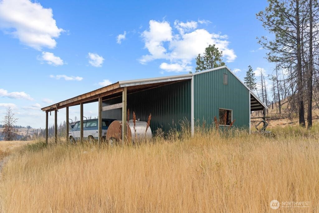 31725 N Hawk Creek Ranch Rd Property Photo 23