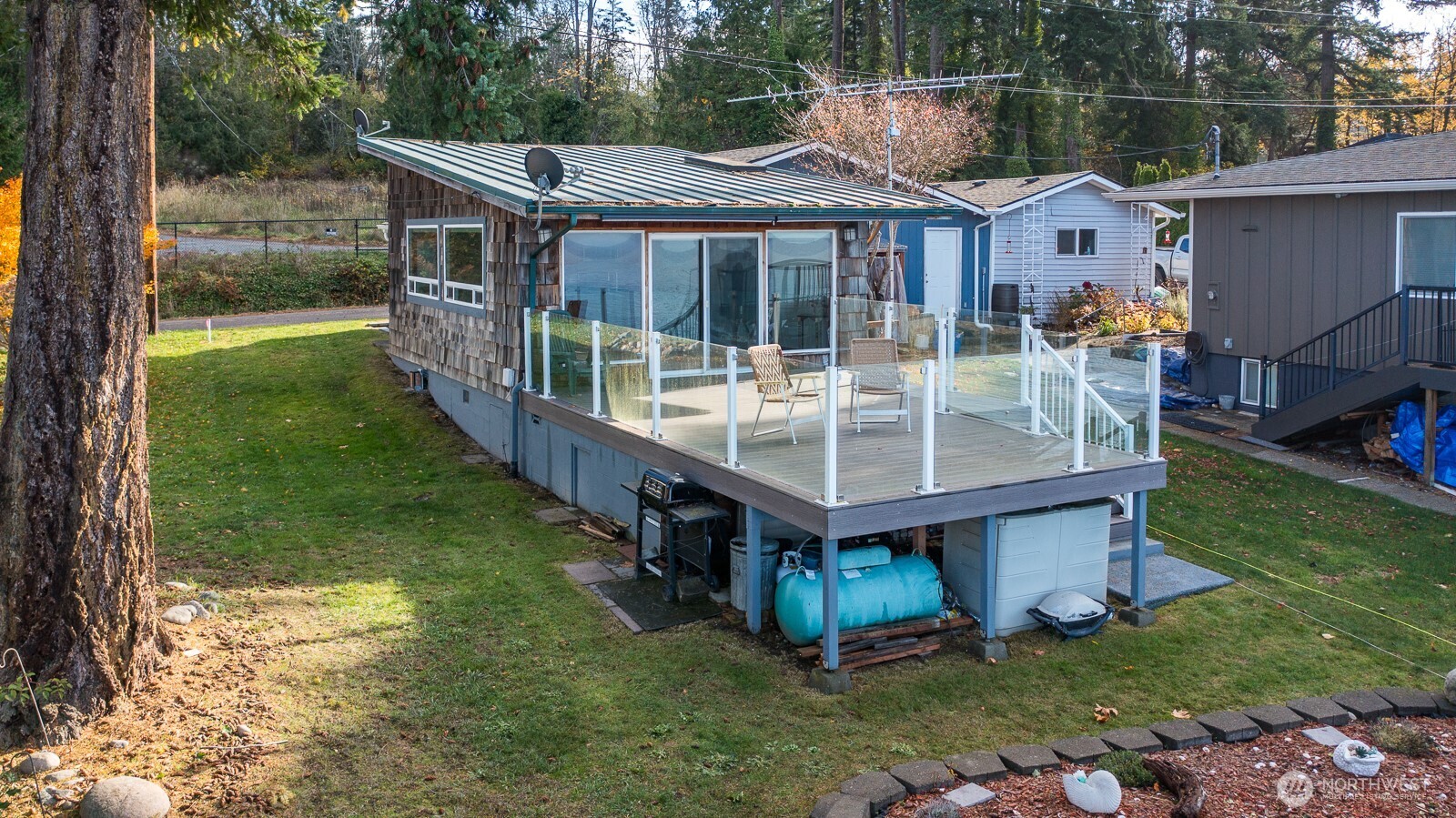 19422 Soundview Drive Property Photo 2