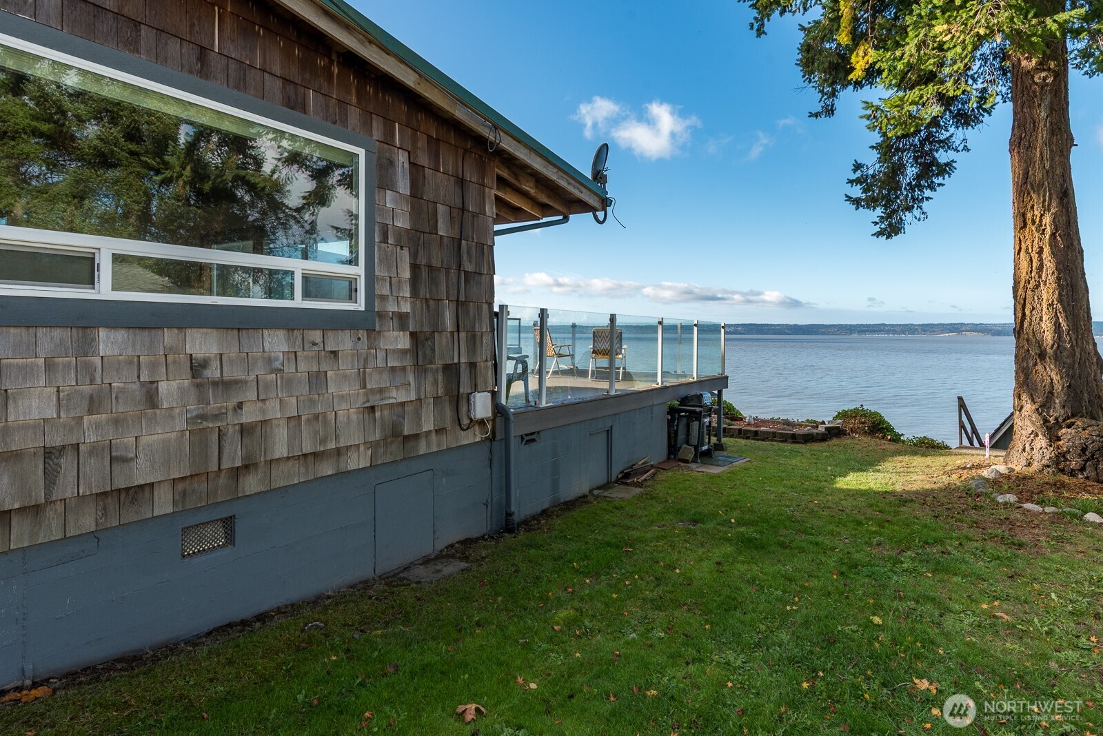 19422 Soundview Drive Property Photo 2