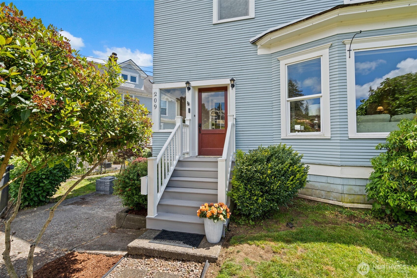 209 E 8th Street Property Photo 3