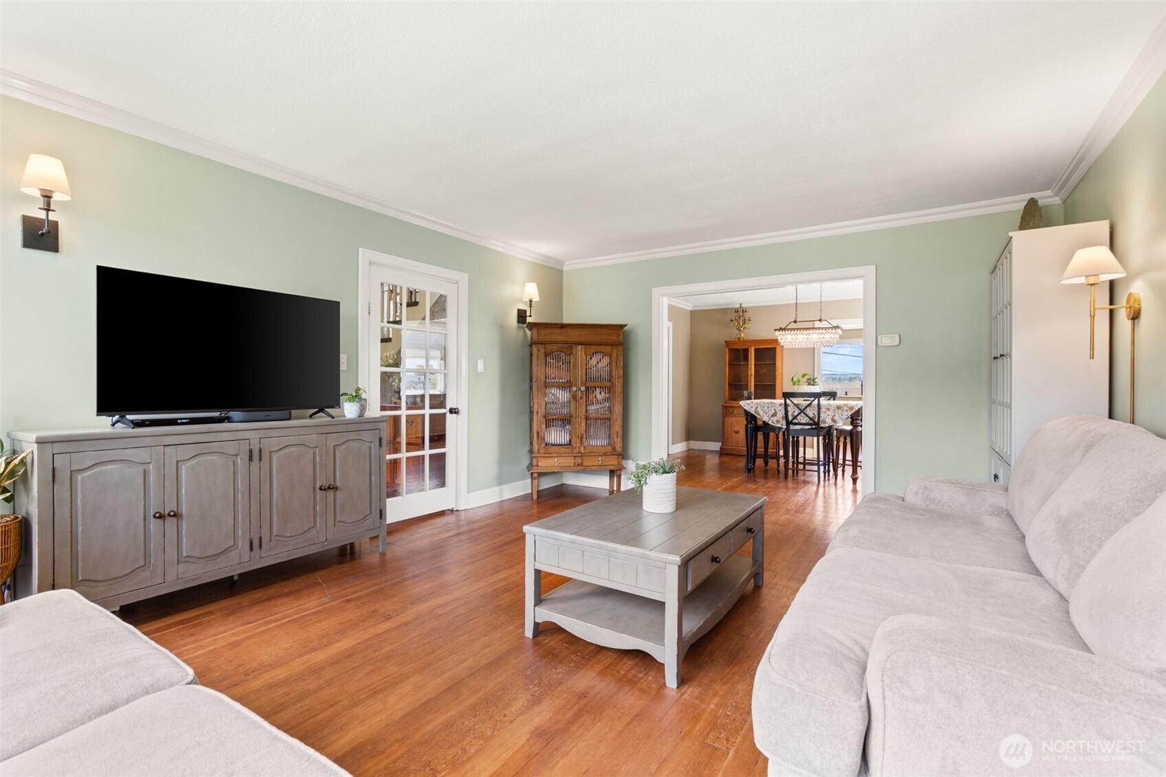 209 E 8th Street Property Photo 8