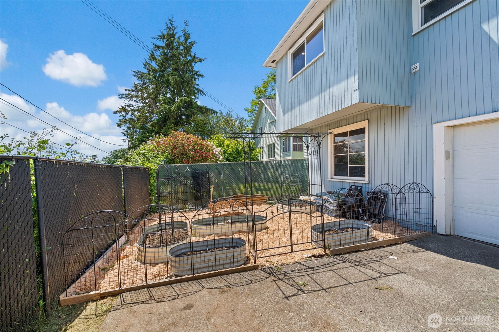 209 E 8th Street Property Photo 32