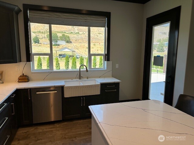 949 N Newport Loop Property Photo 3