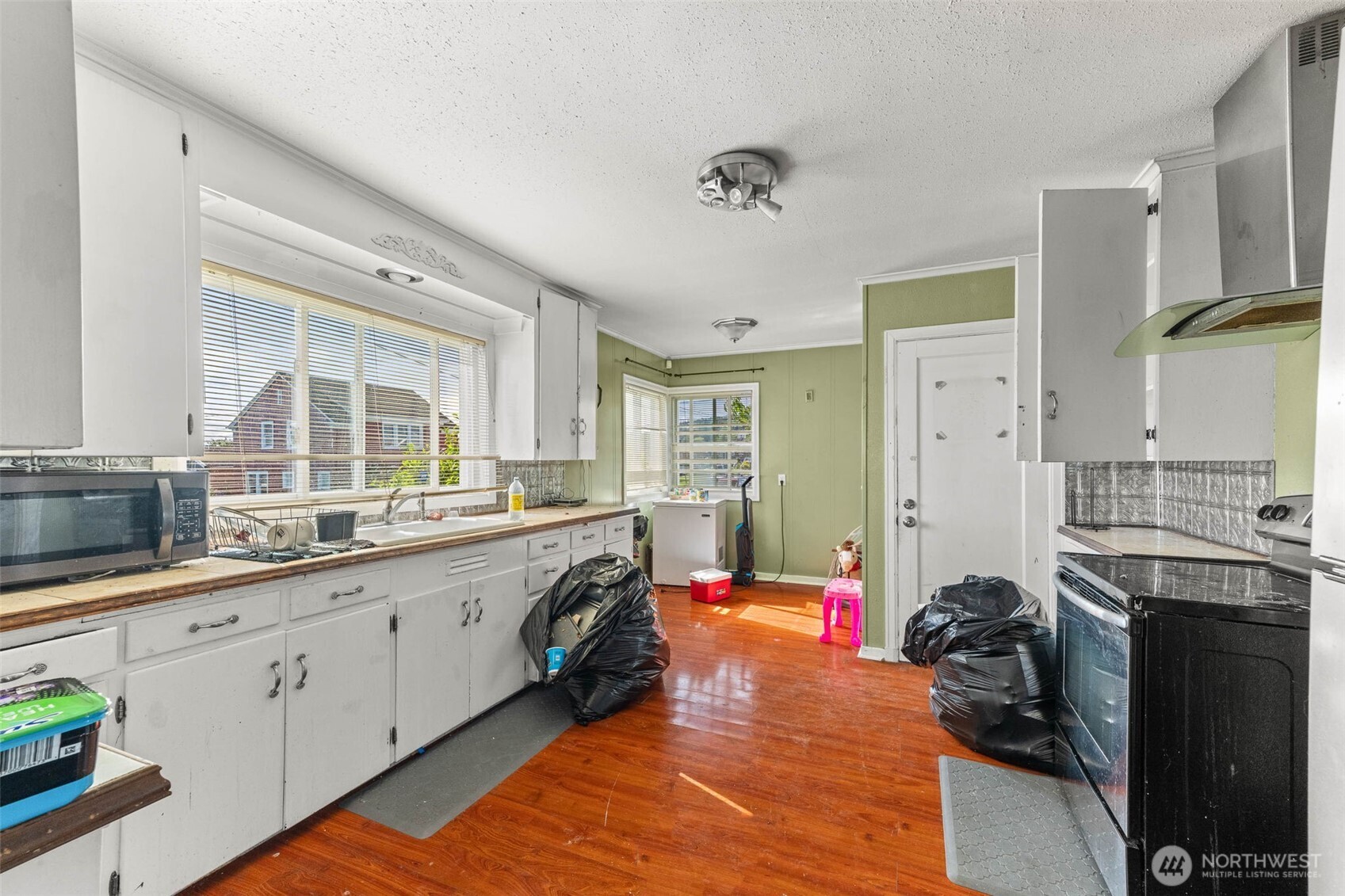 422 W 3rd Street Property Photo 7
