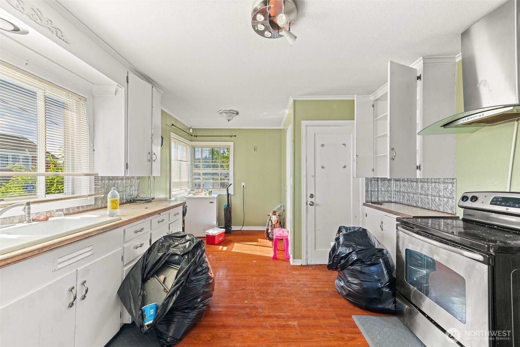 422 W 3rd Street Property Photo 8