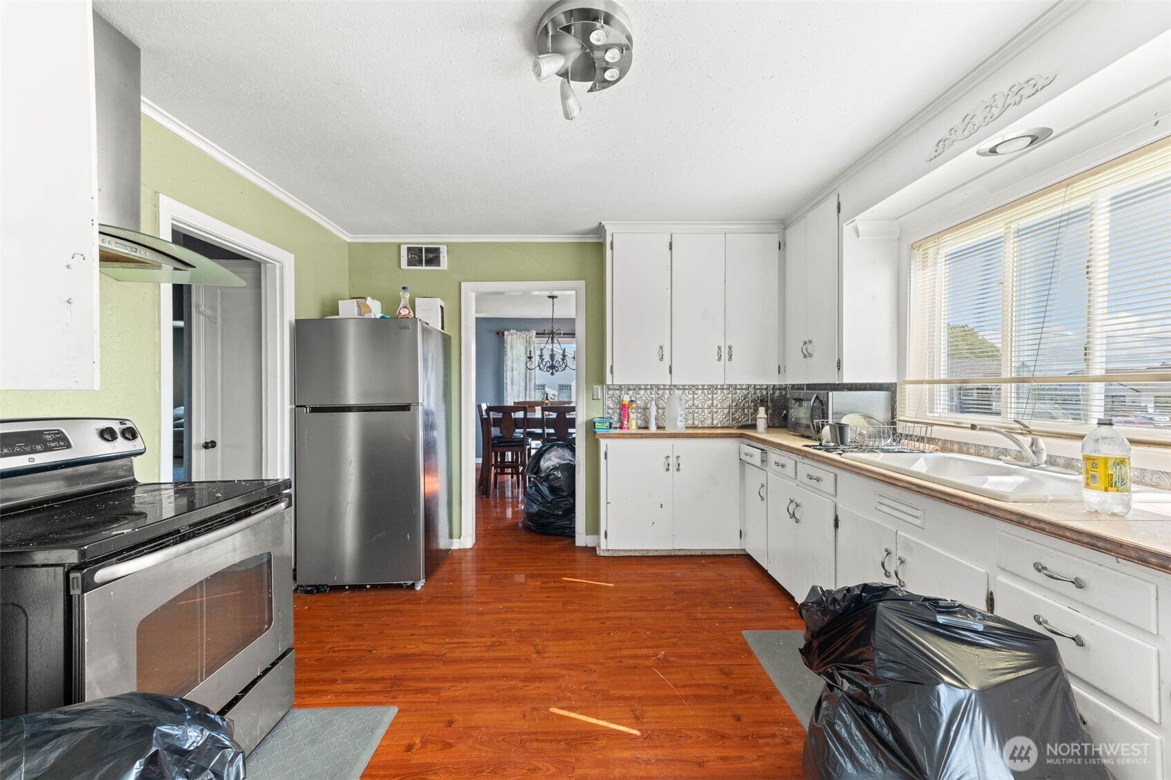 422 W 3rd Street Property Photo 9