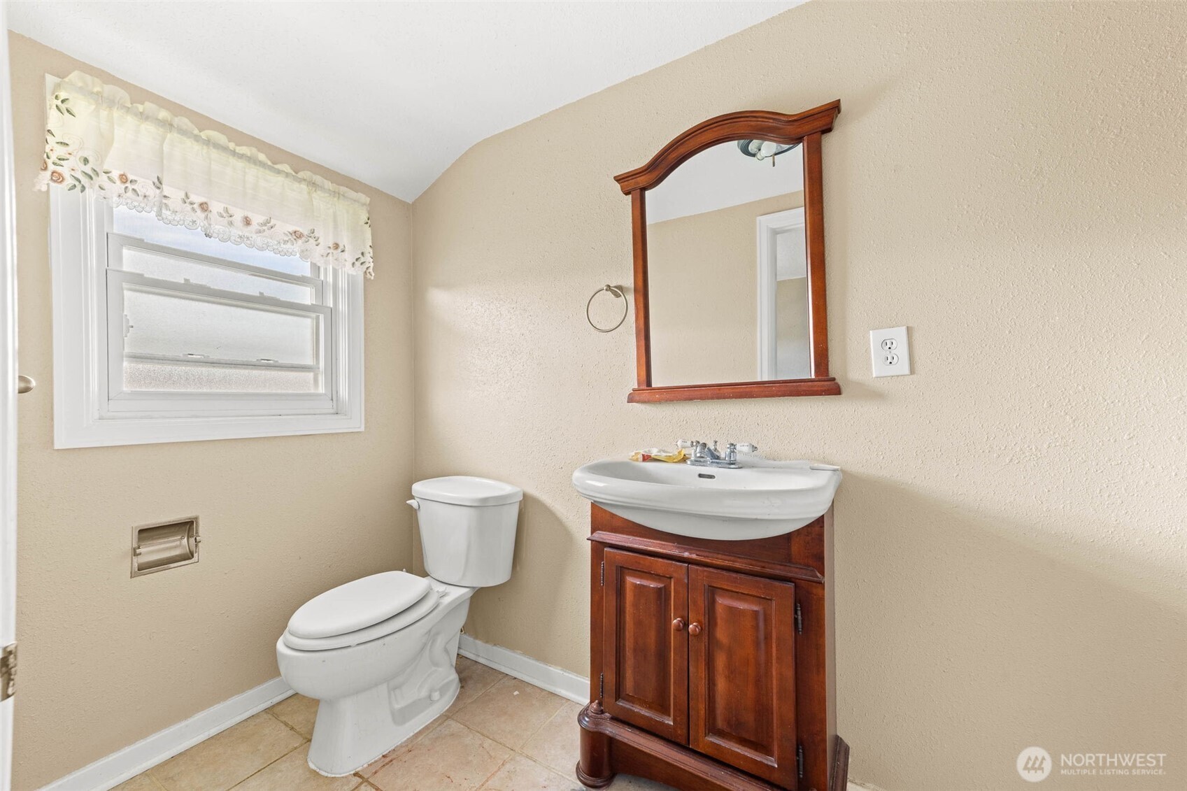 422 W 3rd Street Property Photo 14