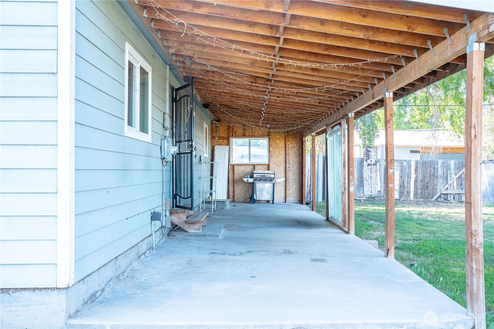 112 W Loop Drive Property Photo 4