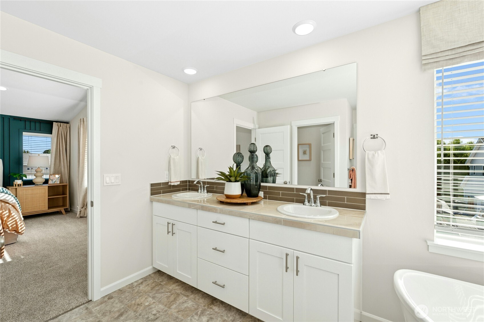 9401 Chief Leschi Street 10 Property Photo 19