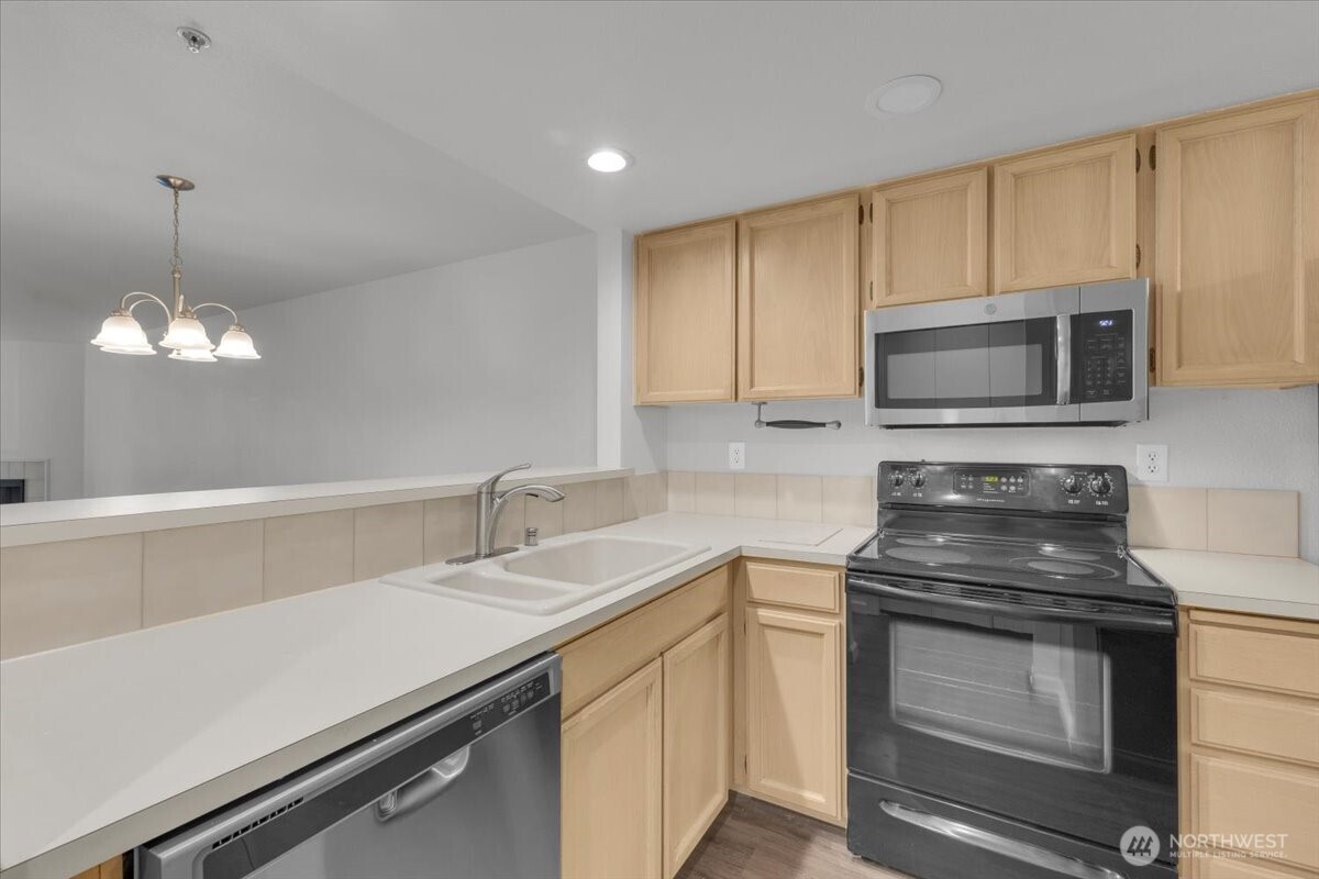 823 N 161st Place 405 Property Photo 8