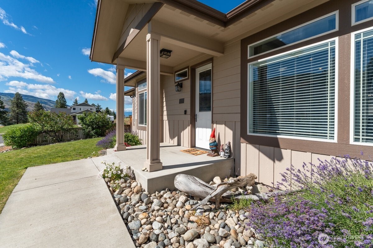 1020 Crest Loop Property Photo 3