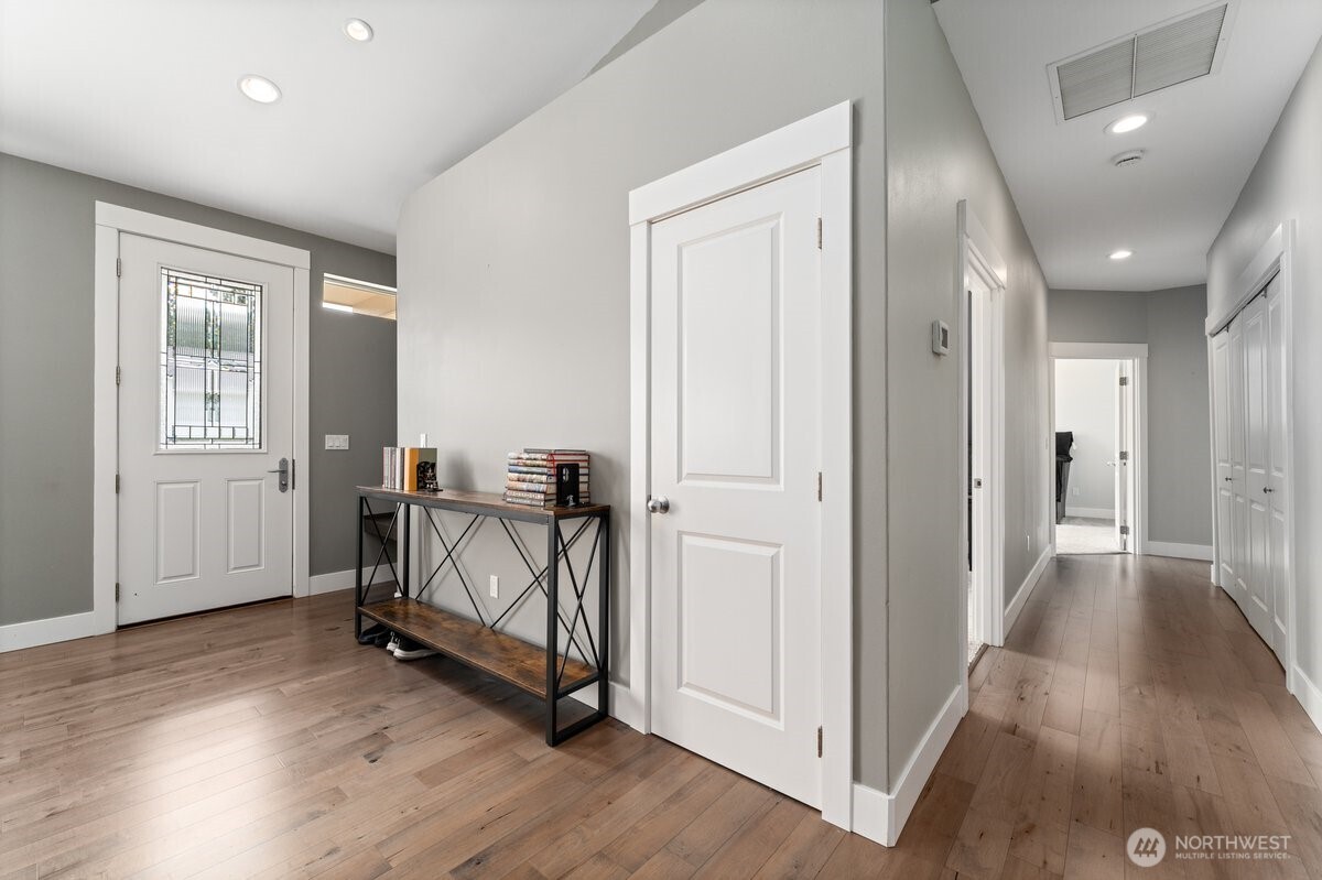 1020 Crest Loop Property Photo 4