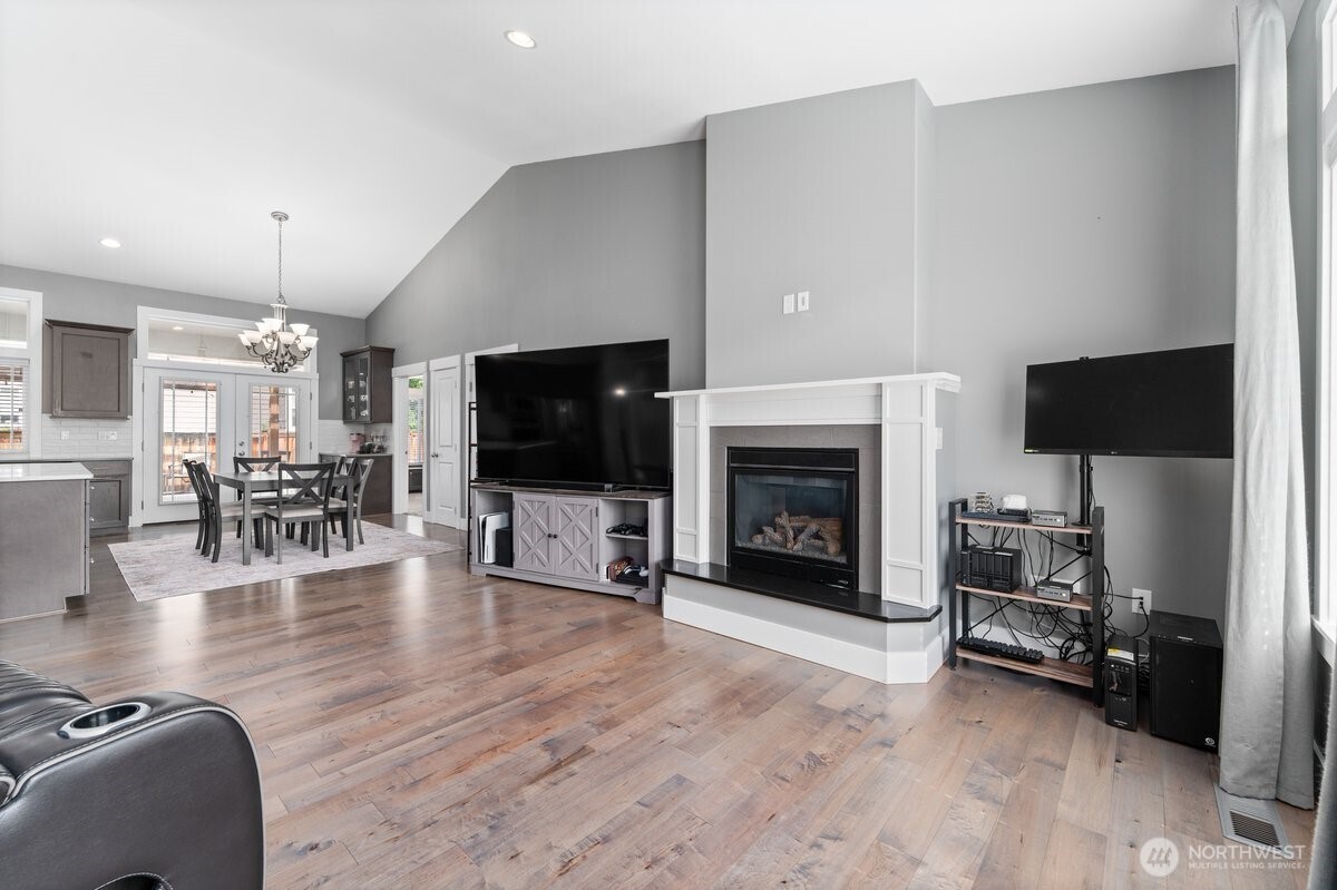 1020 Crest Loop Property Photo 5