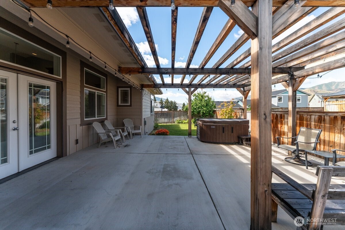 1020 Crest Loop Property Photo 27