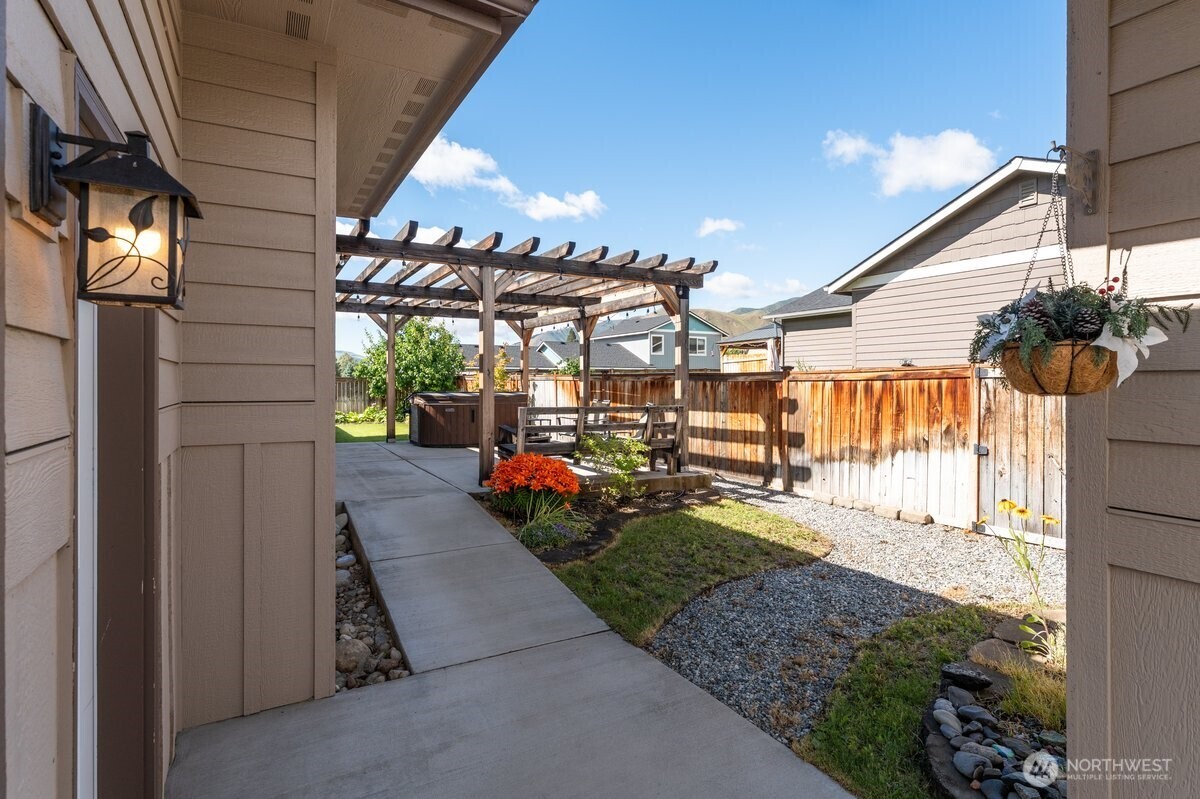 1020 Crest Loop Property Photo 30