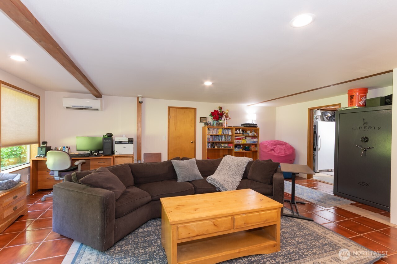 492 Walkabout Way Property Photo 32