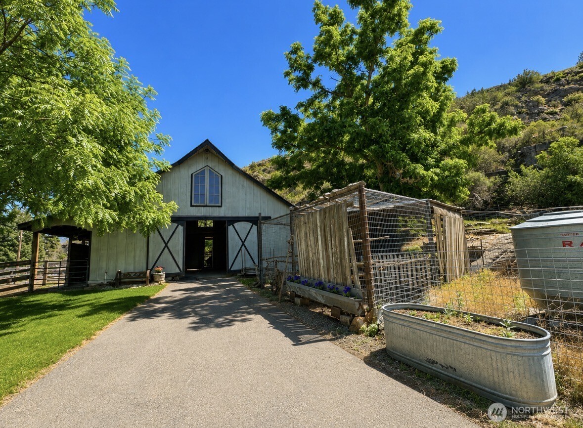 16 Mossy Rock Road Property Photo 4