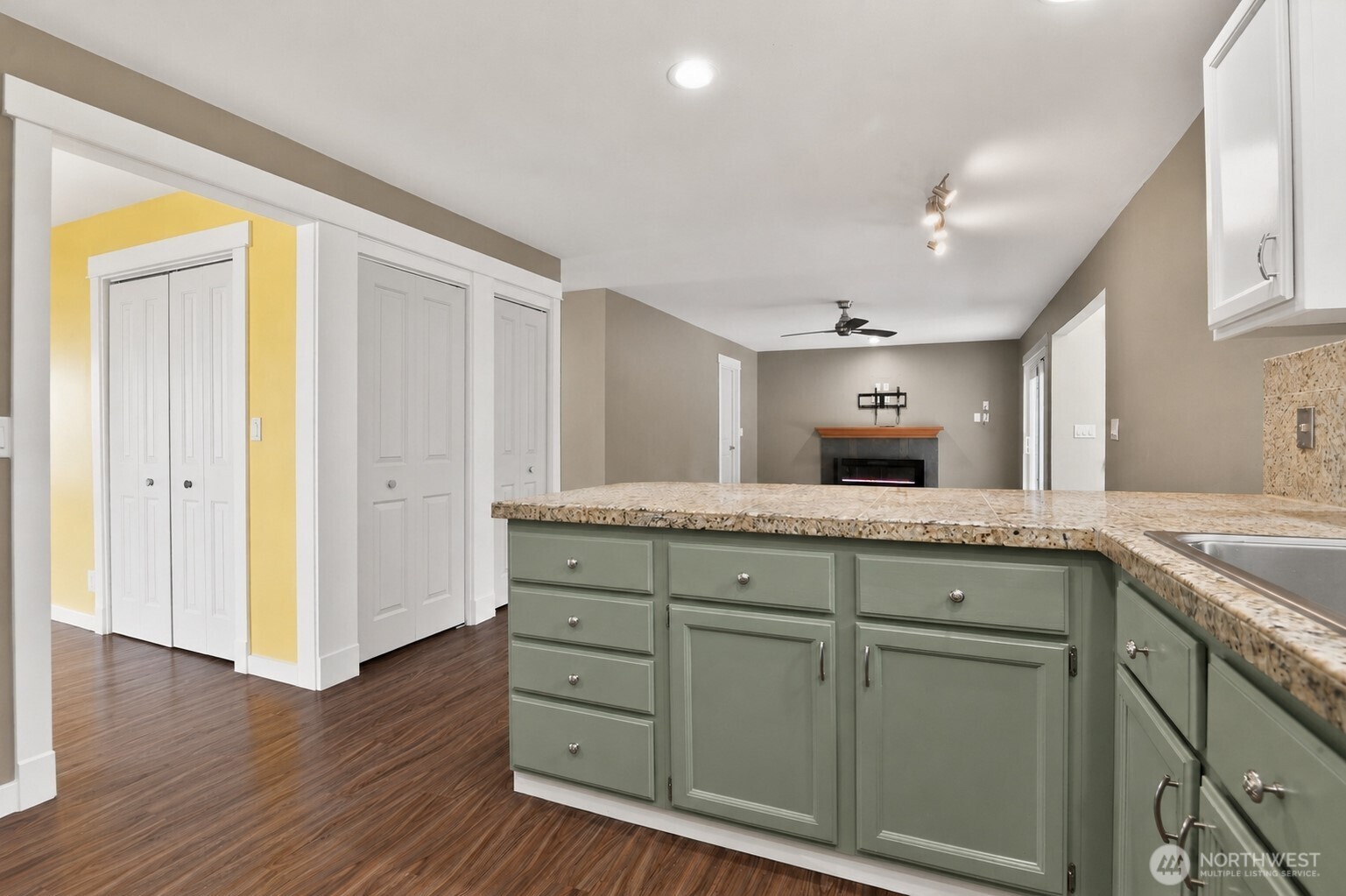 1016 49th Place Property Photo 8
