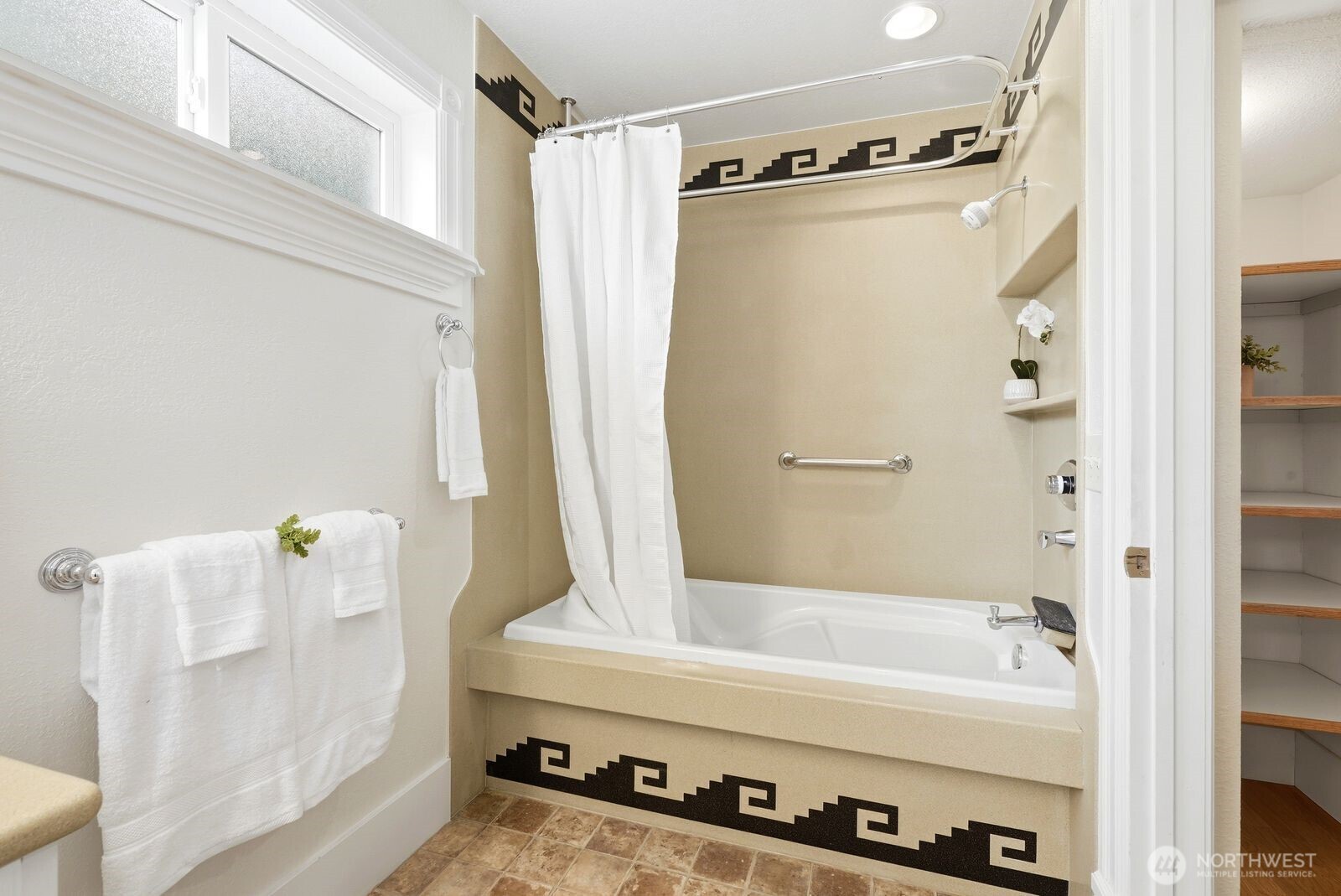 610 N Sampson Street Property Photo 17