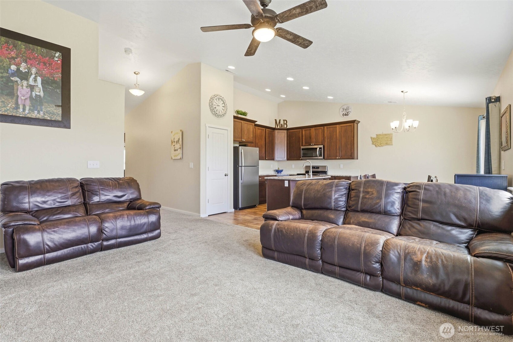 6212 Ramus Ln Property Photo 5