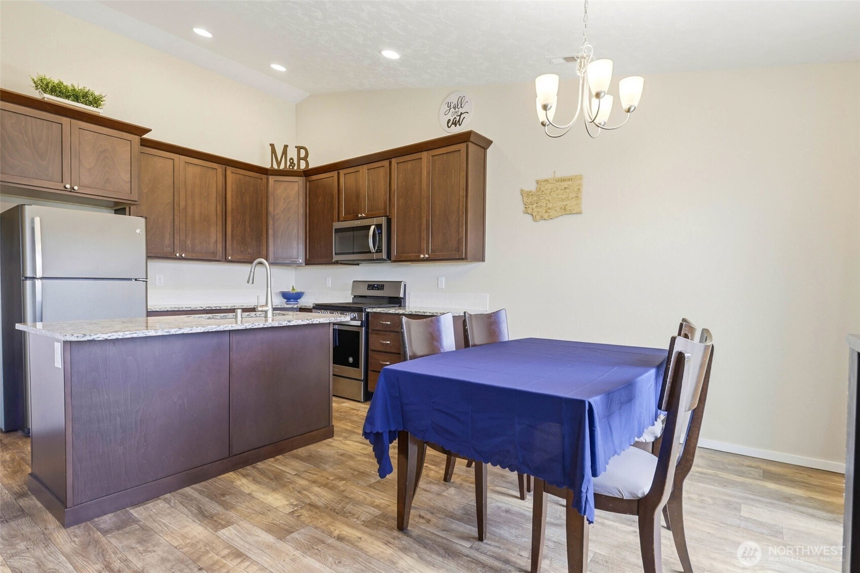 6212 Ramus Ln Property Photo 9