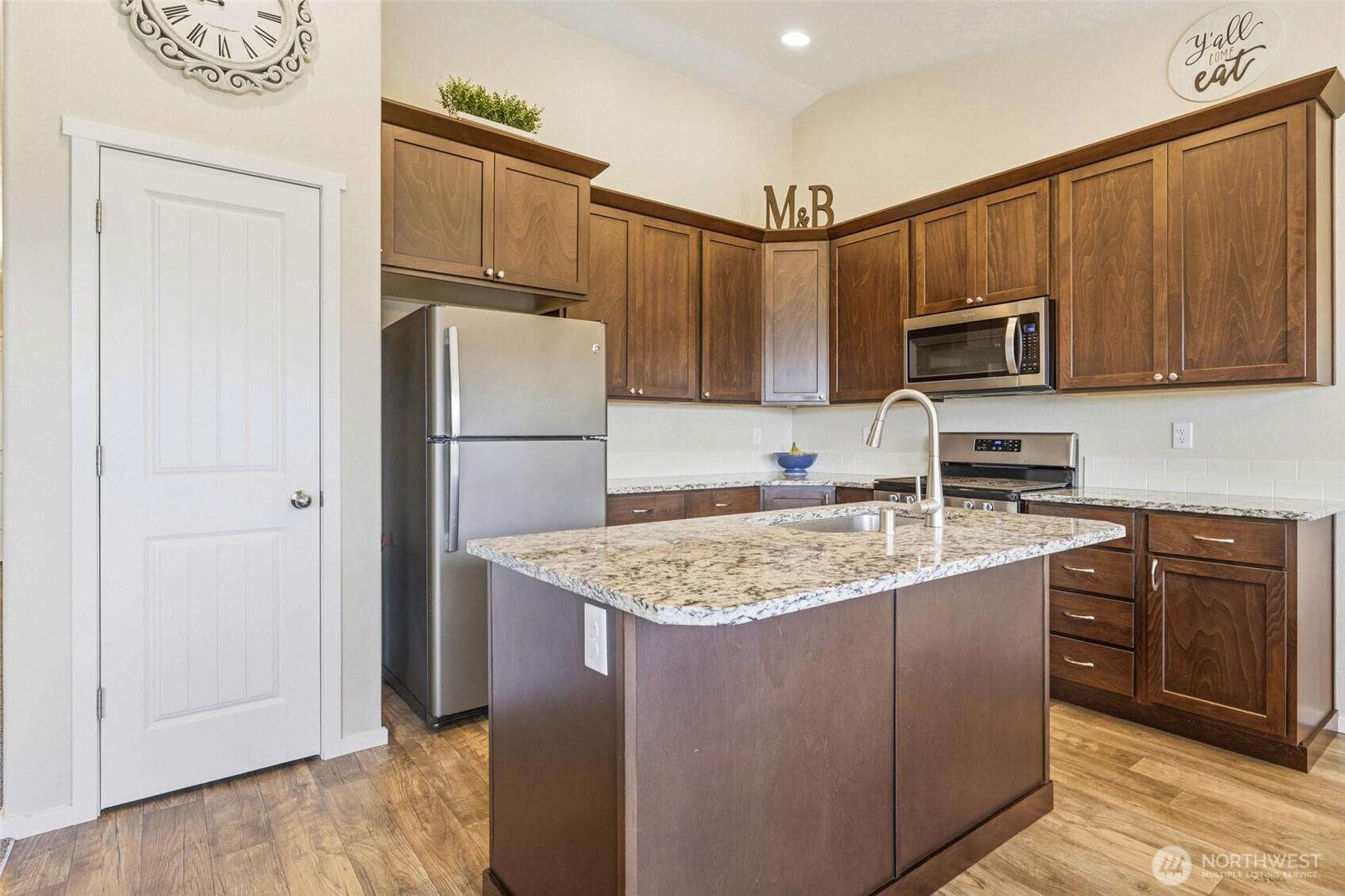 6212 Ramus Ln Property Photo 10