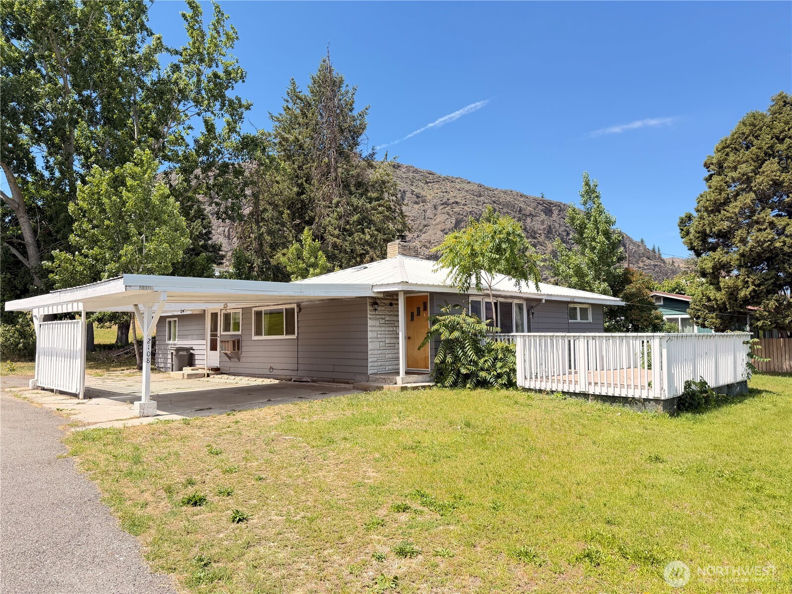 2108 Deerpath Property Photo 1