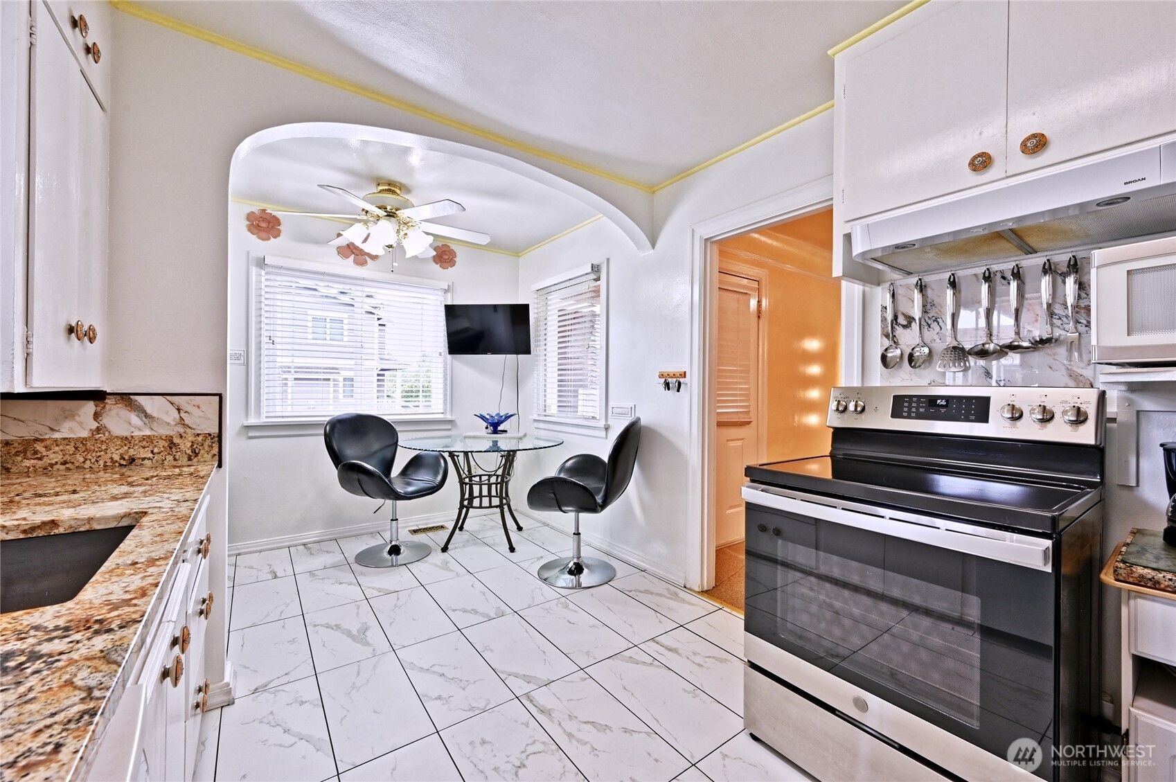 5402 S Cloverdale Street Property Photo 29