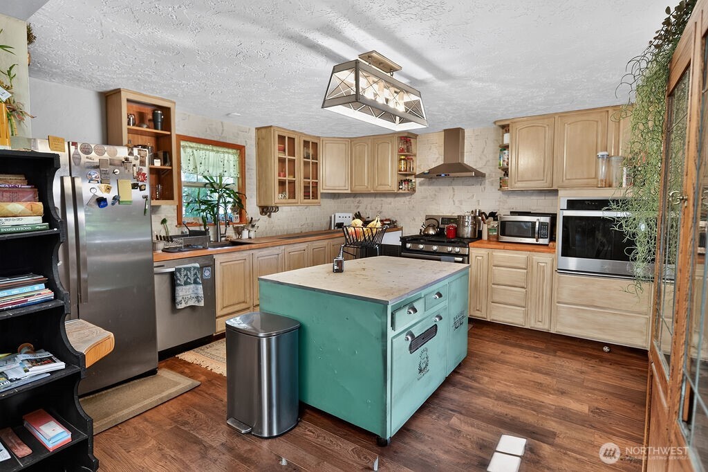 2573 Deer Park Road Property Photo 10