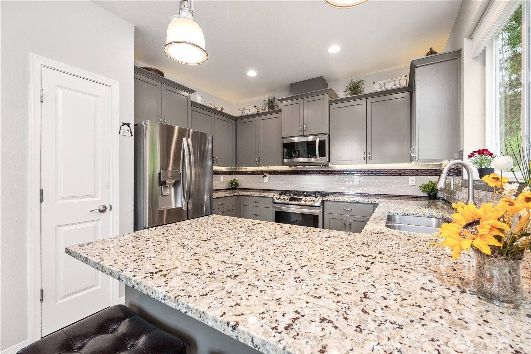 5519 Whitehorn Way Property Photo 8