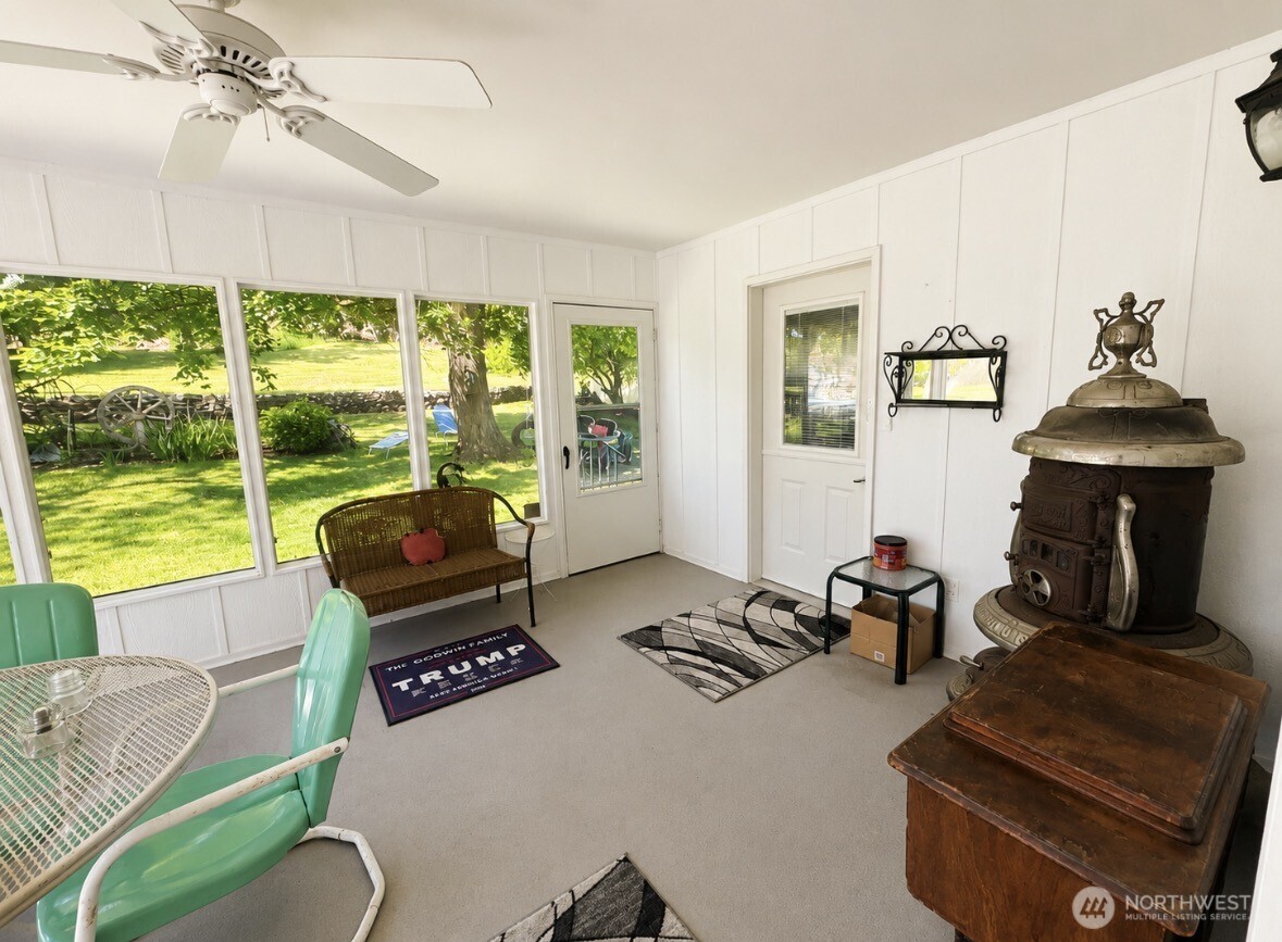 33524 Highway 97 A Property Photo 6