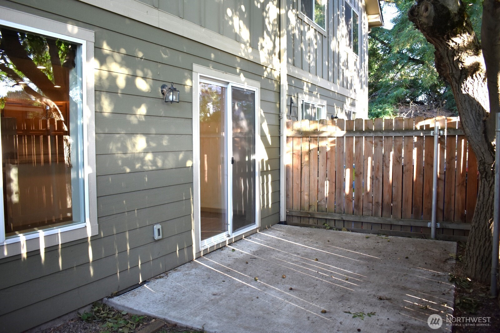 218 E Whitman Drive Property Photo 2