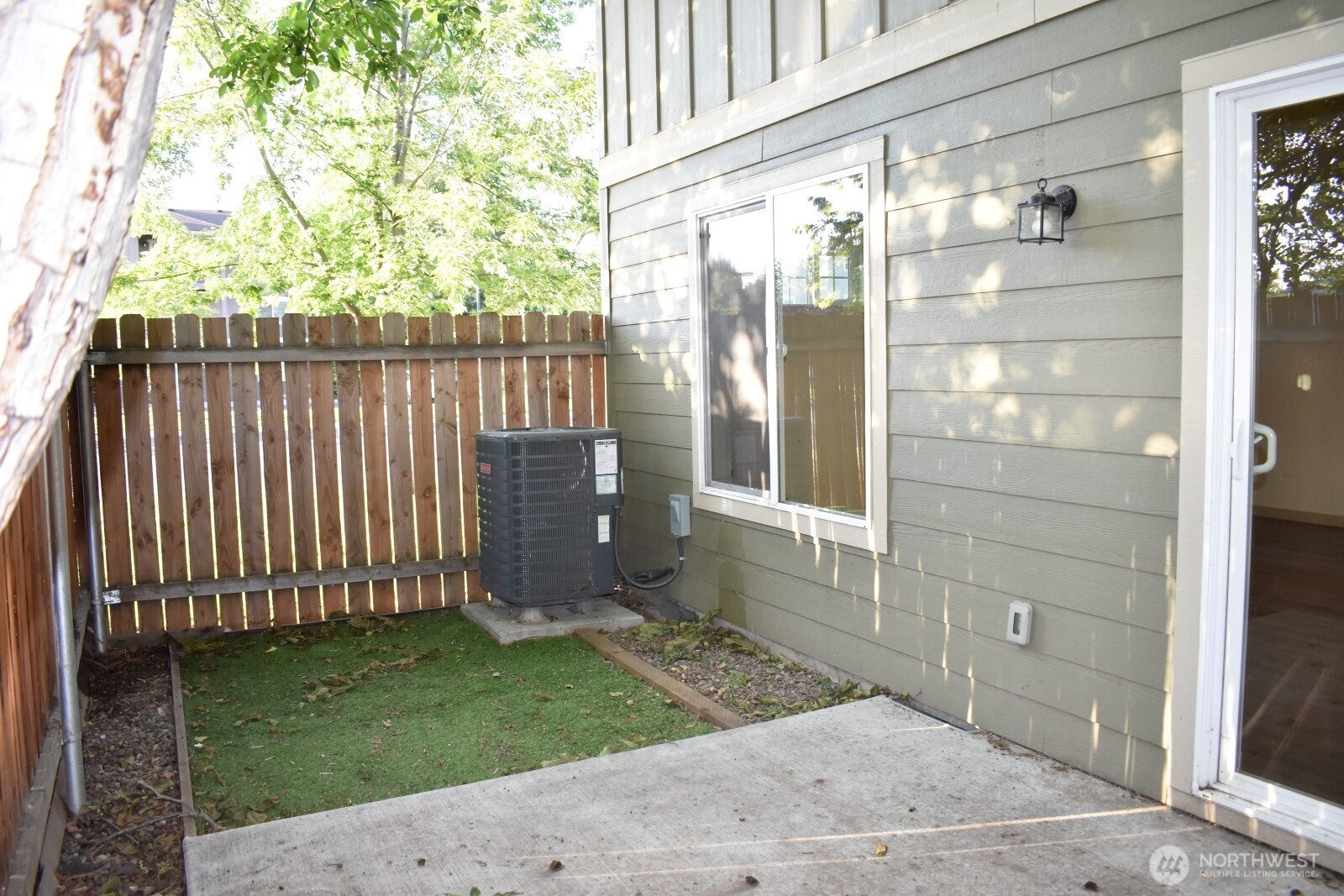 218 E Whitman Drive Property Photo 3
