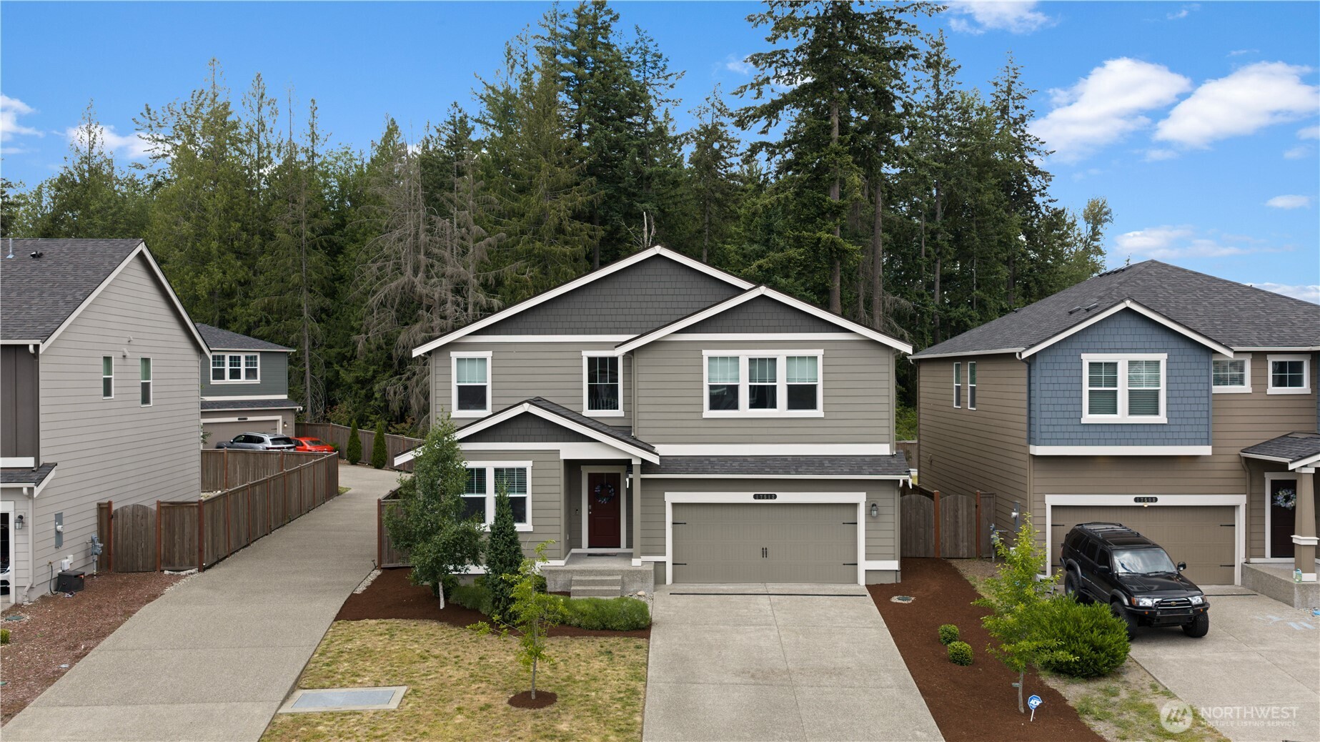 17512 Crossing Drive Property Photo 1