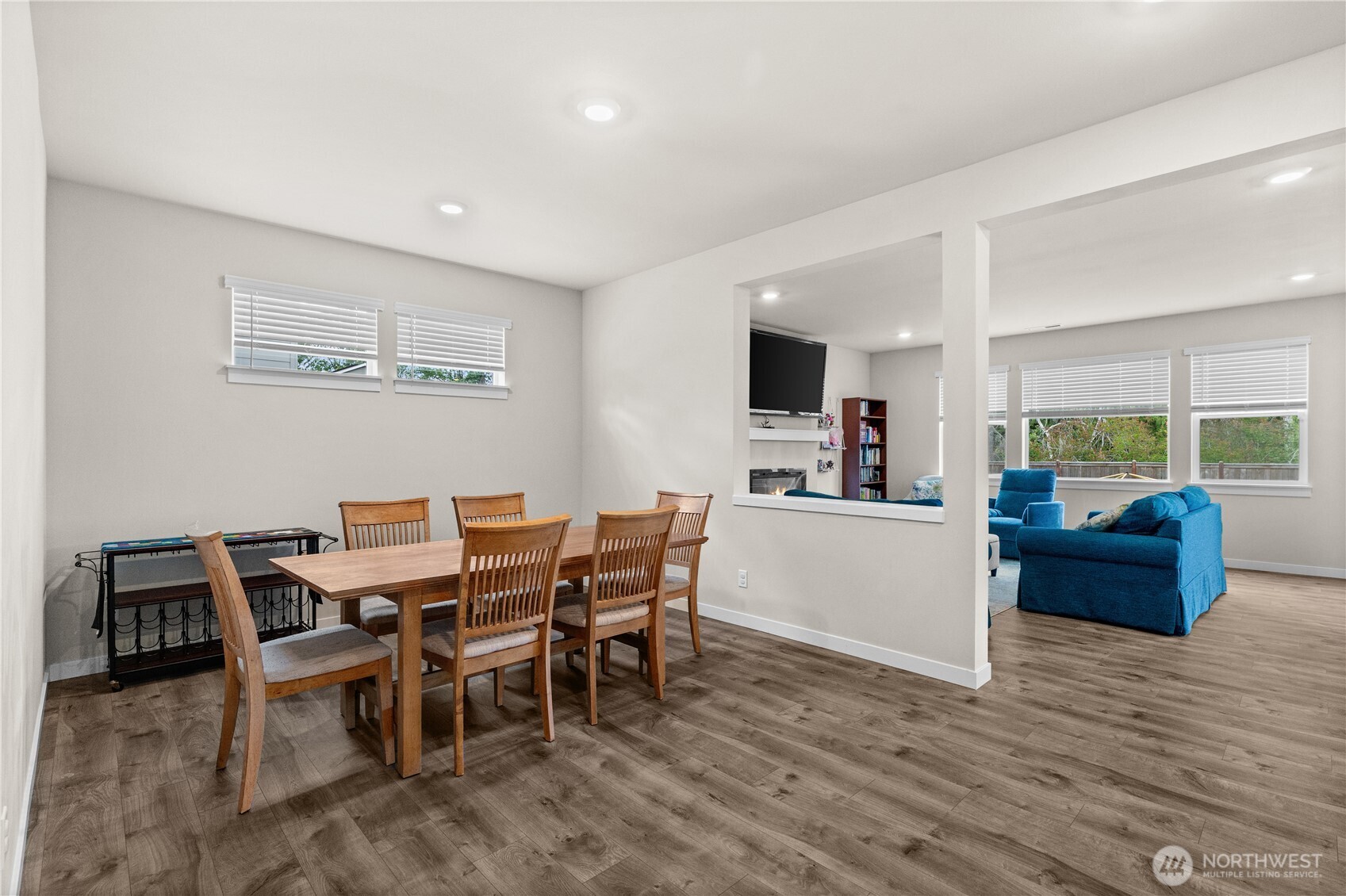 17512 Crossing Drive Property Photo 3