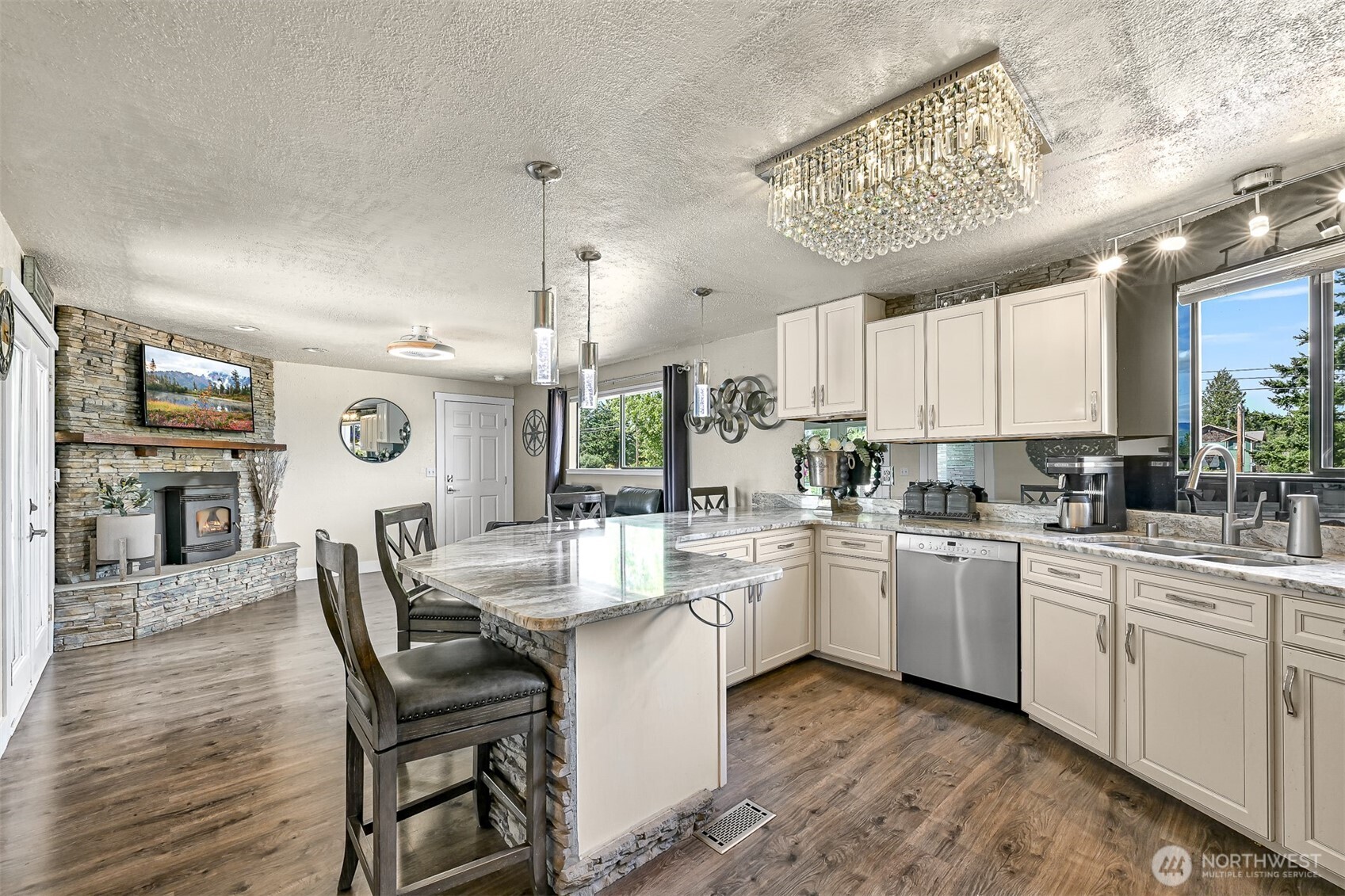 1835 E Smith Road Property Photo 14