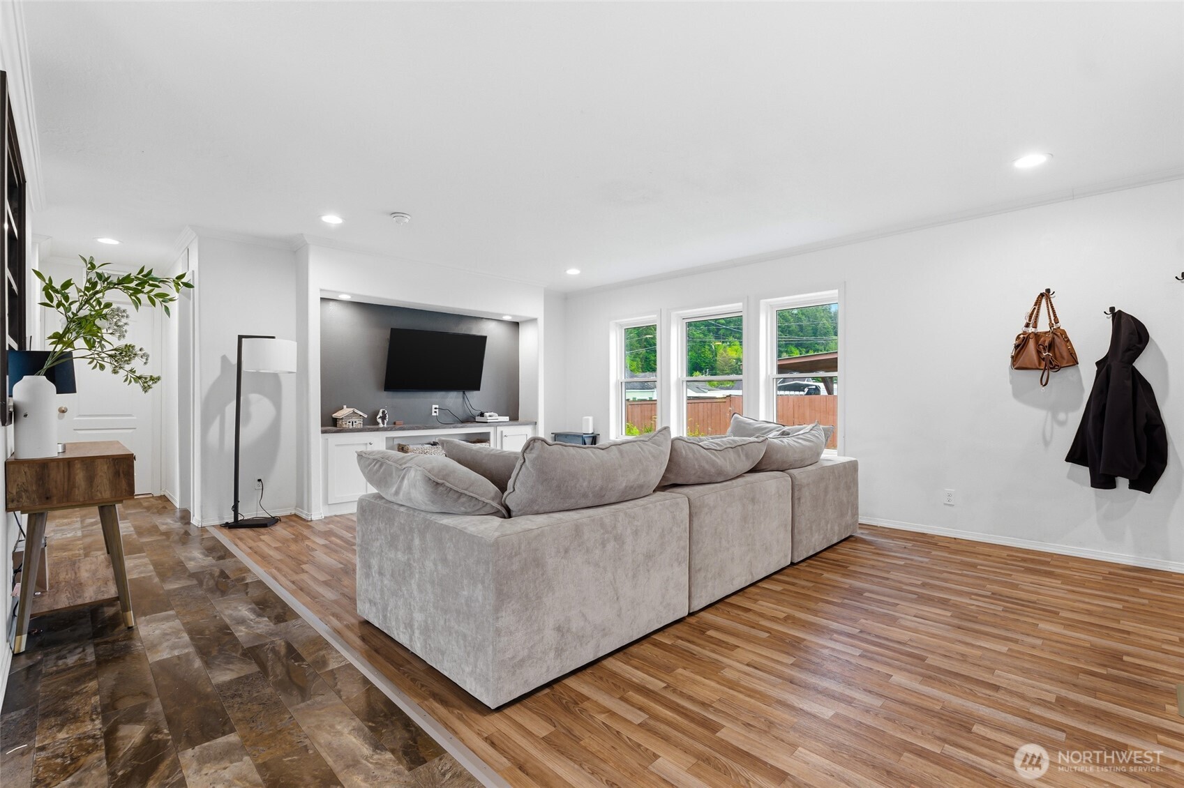 114 S Diamond Street Property Photo 3