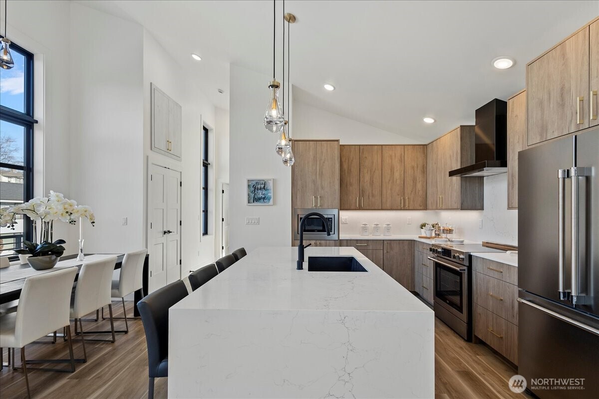 202 Skipping Stone Loop Property Photo 4