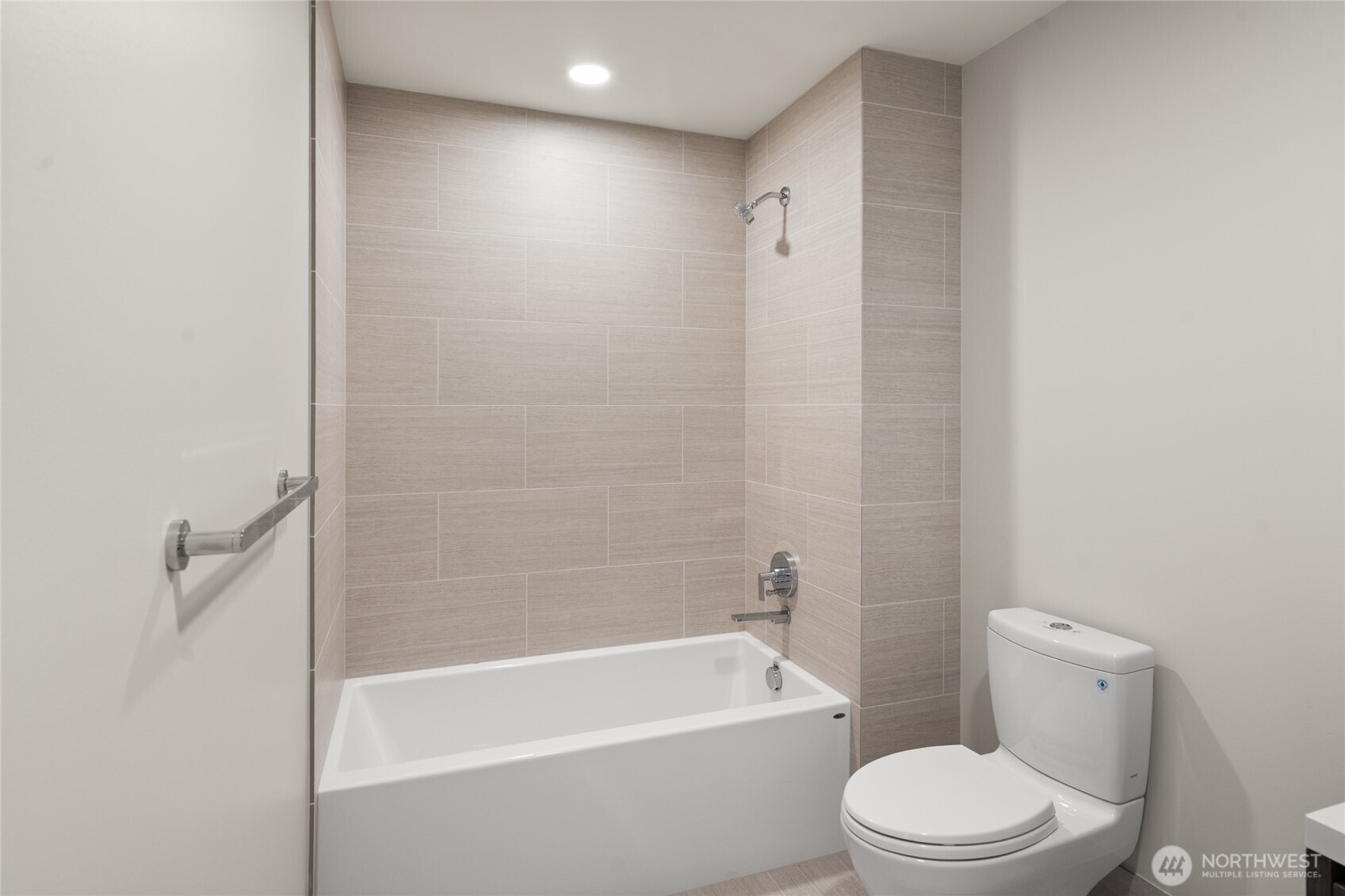 121 Stewart Street 3105 Property Photo 4