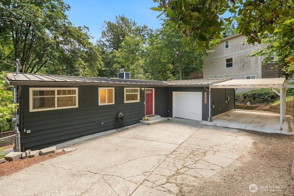 15936 76th Place Property Photo 2