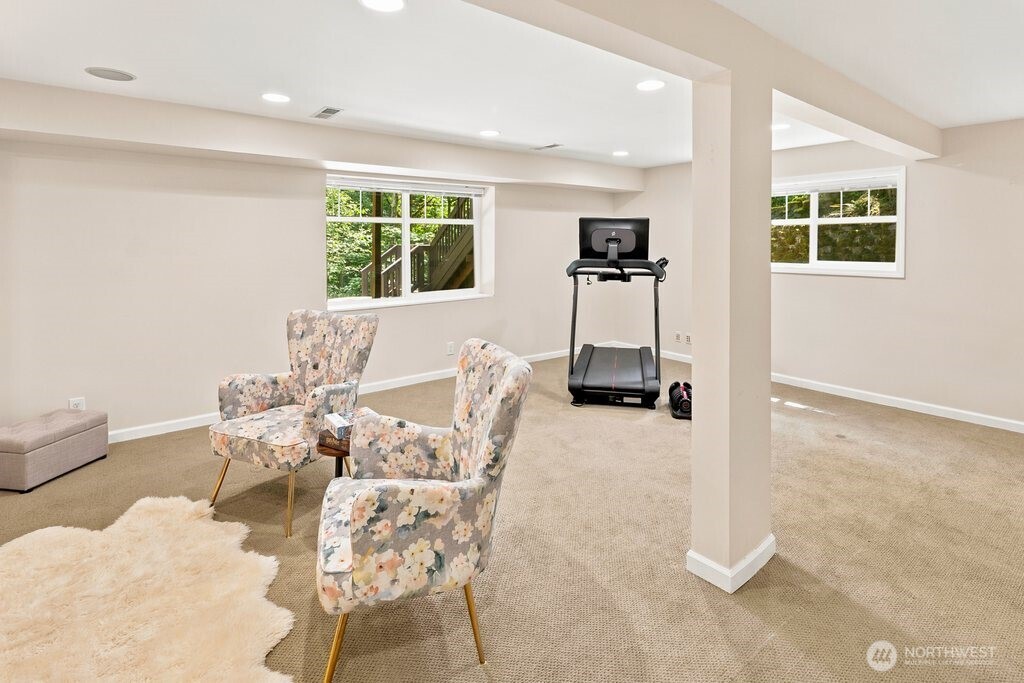 15936 76th Place Property Photo 32