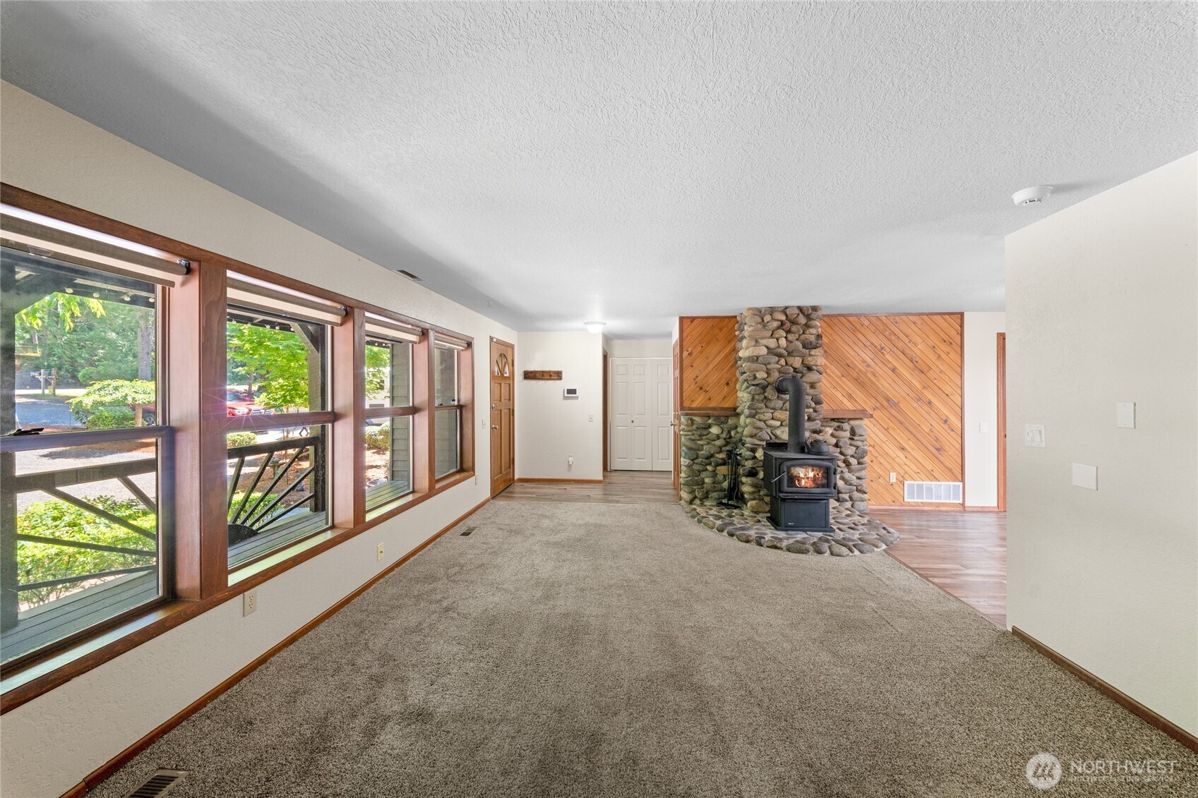 211 E Aycliffe Drive Property Photo 3
