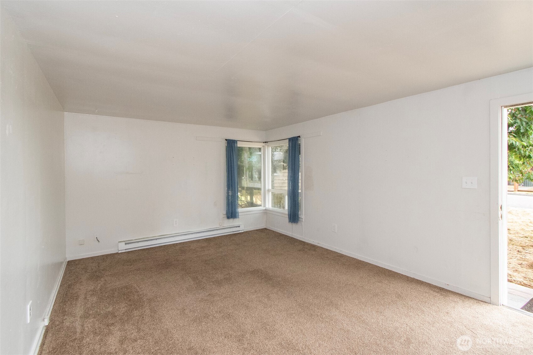 938 E 6th Street Property Photo 4