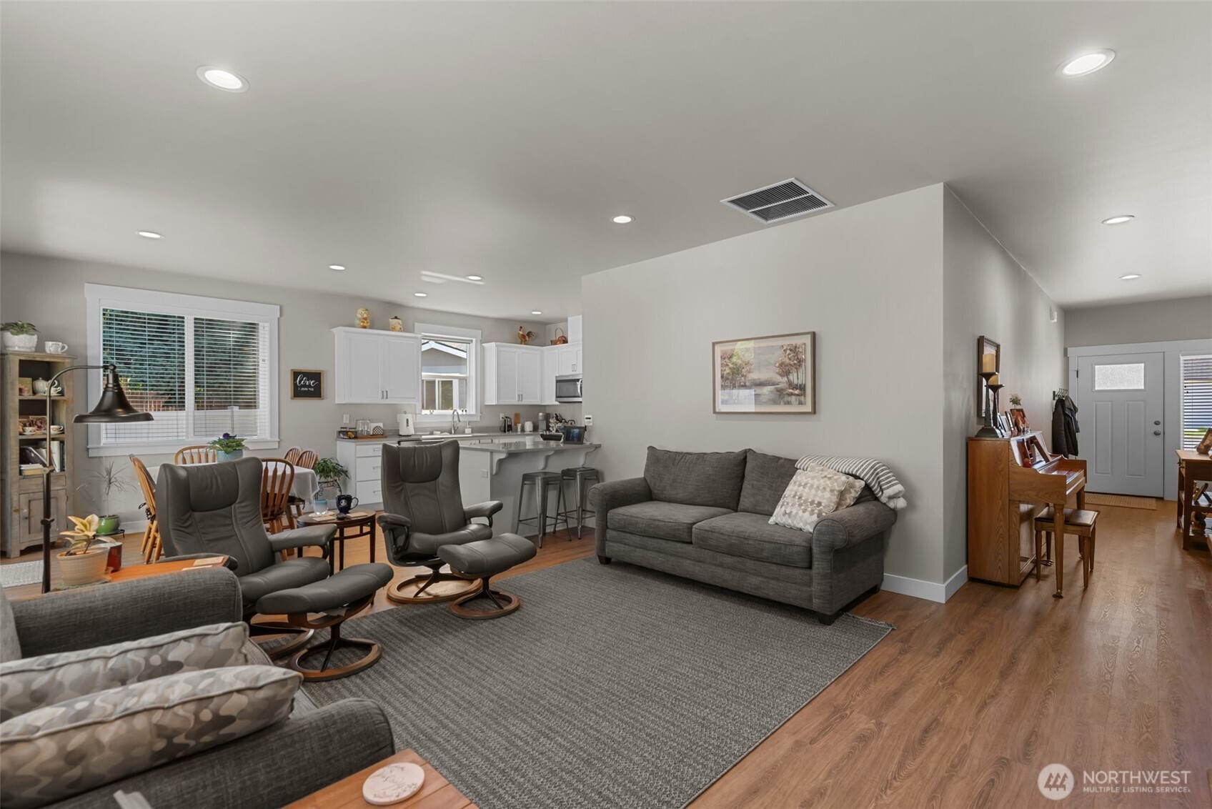 195 Pershing Circle Property Photo 3