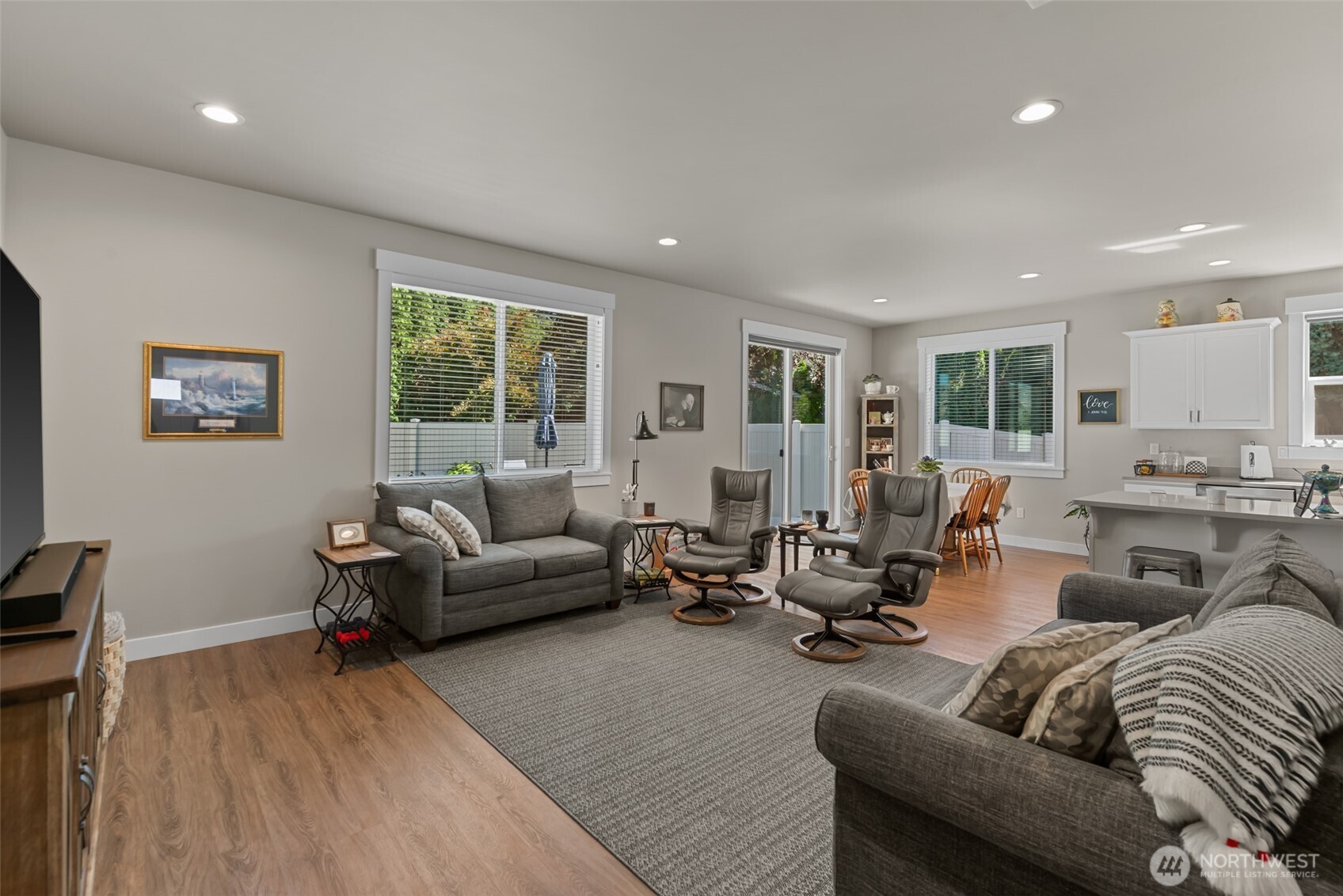 195 Pershing Circle Property Photo 4
