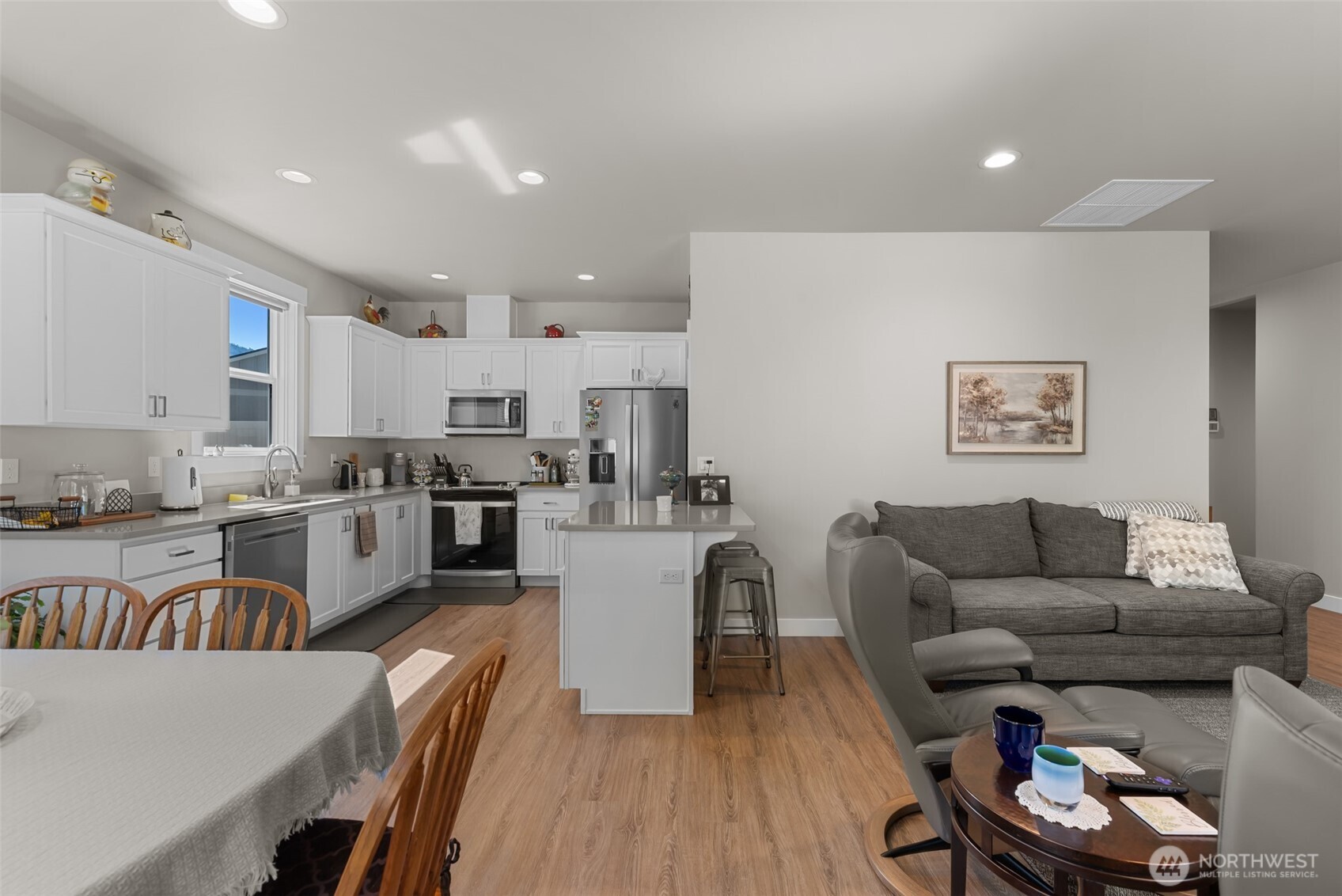 195 Pershing Circle Property Photo 8