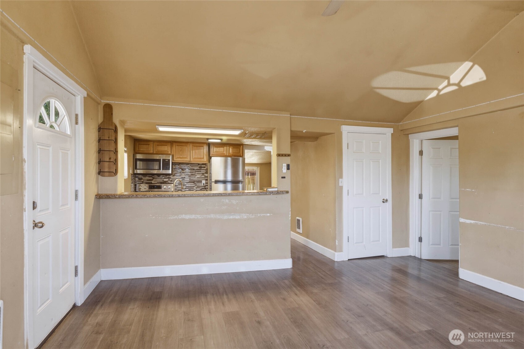 1522 Crescent Street Property Photo 6