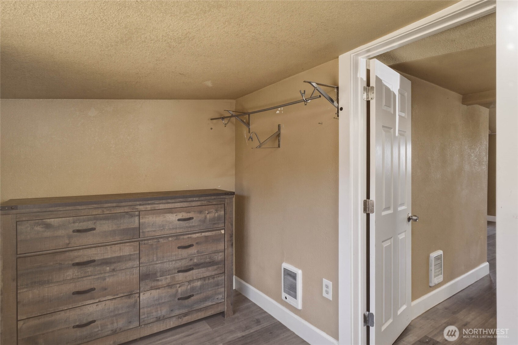 1522 Crescent Street Property Photo 13